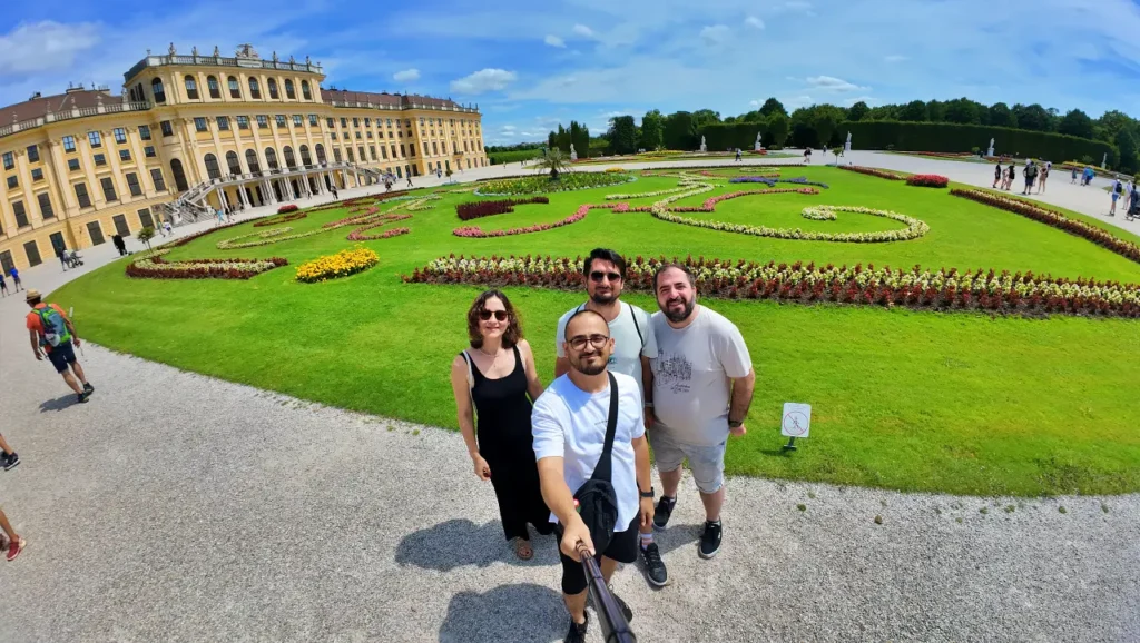 4 friends hanging around in Schönbrunn palace in Vienna 